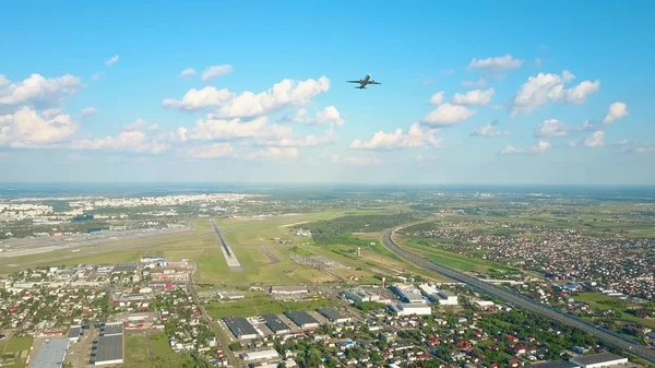 Malownicze zdjęcia lotnicze z komercyjnego samolotu pozostawiając Międzynarodowy Port lotniczy — Zdjęcie stockowe