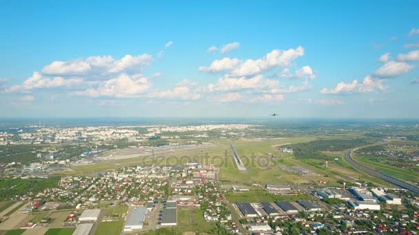 Mooie luchtfoto van commerciële vliegtuig verlaten van een internationale luchthaven — Stockvideo
