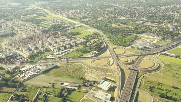 Natursköna antenn skott av moderna highway utbyter i utkanten av en storstad på en solig sommardag — Stockvideo