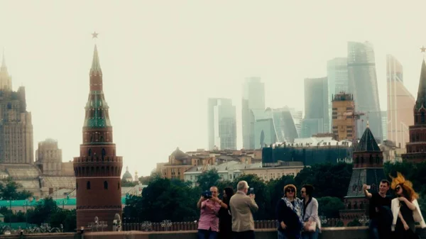 МОСКВА, РОССИЯ - 11 июня 2017 года. Туристы делают фотографии и селфи возле Кремля, знаменитой русской достопримечательности — стоковое фото