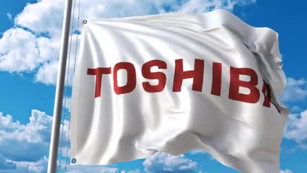 Drapeau flottant avec logo Toshiba contre les nuages mouvants. Animation éditoriale 4K — Video