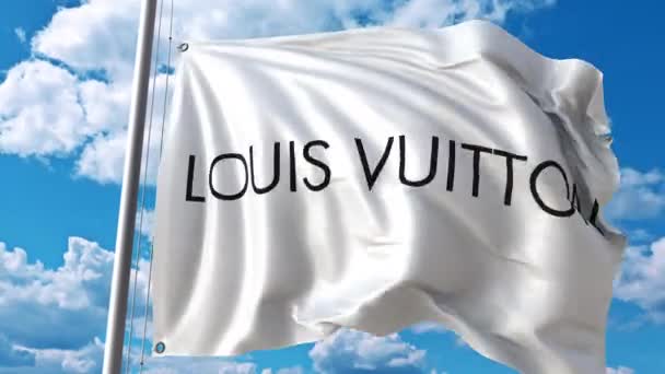 Bandera ondeando con el logotipo de Louis Vuitton contra nubes en movimiento. Animación editorial 4K — Vídeo de stock