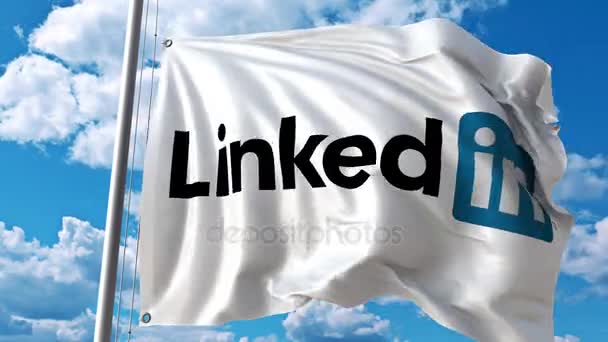 雲の移動に対して Linkedin ロゴと旗を振っています。4 k 編集アニメーション — ストック動画