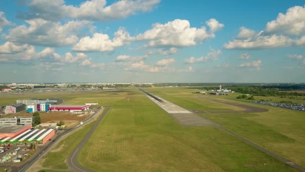 WARSAW, POLONIA - 19 GIUGNO 2017. Scena aerea panoramica dell'aereo di linea commerciale LOT che decolla e lascia l'aeroporto internazionale di Chopin — Video Stock