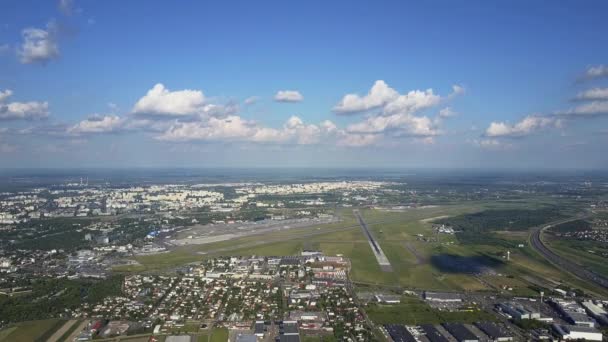 Mooie luchtfoto van grote commerciële vliegtuig opstijgen van de internationale luchthaven en vliegen door de camera — Stockvideo