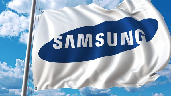 Acenando bandeira com logotipo Samsung contra céu e nuvens. Renderização 3D editorial — Fotografia de Stock