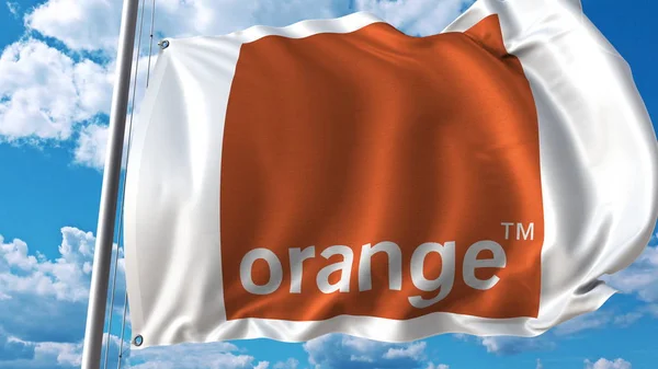 Flagge mit orangefarbenem Logo gegen Himmel und Wolken schwenken. redaktionelles 3D-Rendering — Stockfoto