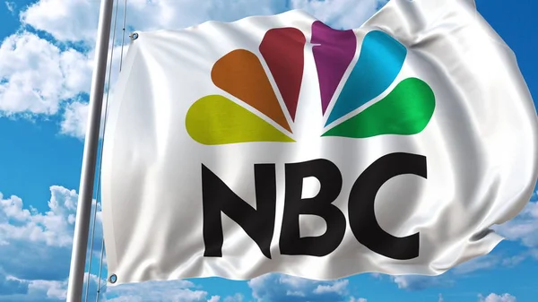 Bandera ondeando con el logotipo de NBC contra cielo y nubes. Representación Editorial 3D — Foto de Stock