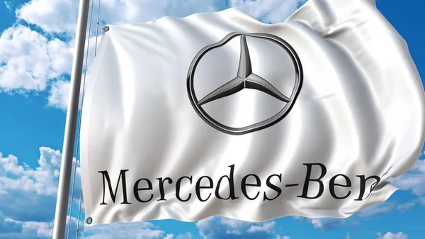 Bandiera sventolante con logo Mercedes-Benz contro cielo e nuvole. Rendering editoriale 3D — Foto Stock
