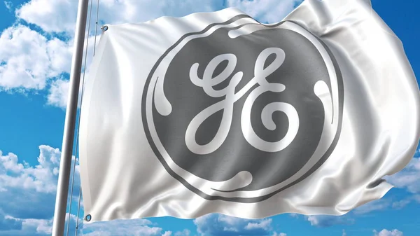 Bandiera sventolante con logo General Electric contro cielo e nuvole. Rendering editoriale 3D — Foto Stock