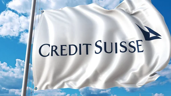 Acenando bandeira com logotipo Credit Suisse contra céu e nuvens. Renderização 3D editorial — Fotografia de Stock
