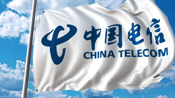 Размахивание флагом с логотипом China Telecom против неба и облаков. Редакционная 3D рендеринг — стоковое фото