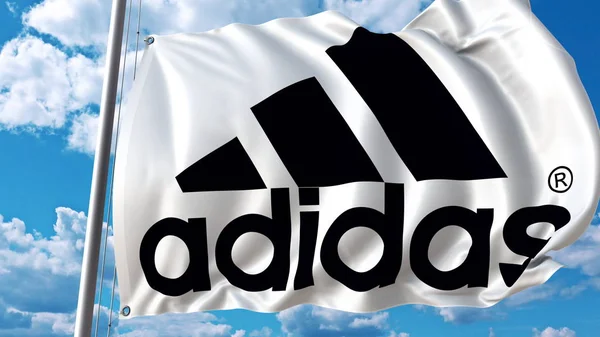 Bandera ondeante con logo Adidas contra cielo y nubes. Representación Editorial 3D — Foto de Stock