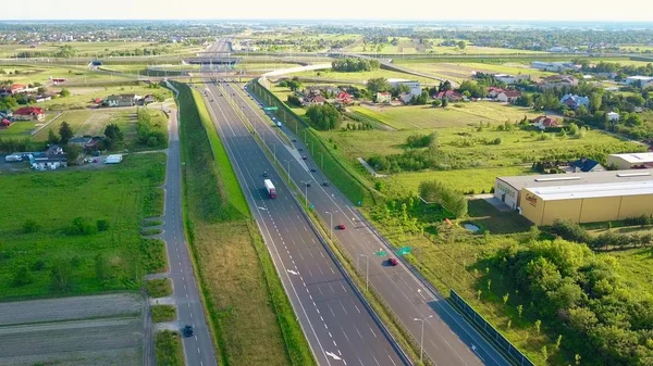 ワルシャワ, ポーランド - 2017 年 6 月 19 日。夏の日の大都市の郊外の現代高速道路インターチェンジの空中ショット — ストック写真