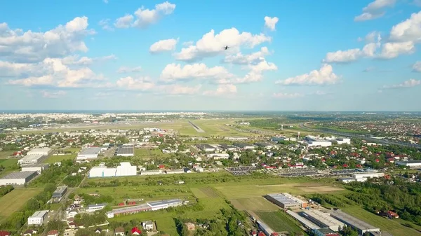 Powstanie zdjęcia lotnicze z komercyjnego samolotu startu z lotniska międzynarodowego — Zdjęcie stockowe