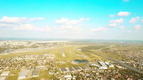 Reizende luchtfoto van internationale luchthaven van Warschau, Polen — Stockvideo