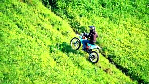 Lento tiro movimento de motocicleta cruzada subindo colina na colina grama — Vídeo de Stock