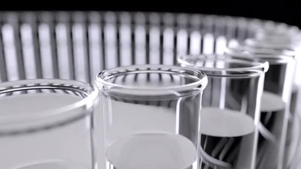 Несколько лабораторных стеклянных флаконов с прозрачным раствором. Химическая или медицинская лаборатория концептуальный фон движения. Бесшовная анимация цикла 4K — стоковое видео