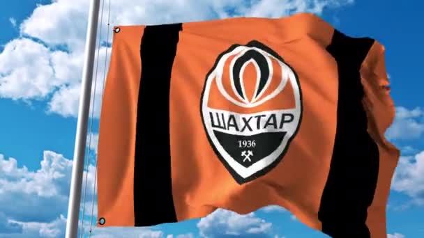 Viftande flagga med Sjachtar Donetsk football team logo. 4 k redaktionella klipp — Stockvideo