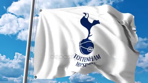 Macha flagą z Tottenham Hotspur logo drużyny piłki nożnej. 4 k Video Redakcja — Wideo stockowe