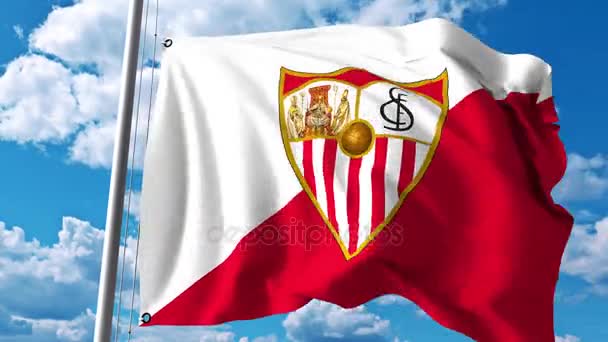 Bandera ondeante con logo del equipo de fútbol de Sevilla. Clip editorial 4K — Vídeos de Stock