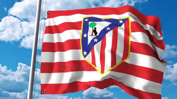 Acenando bandeira com o logotipo do time de futebol Atlético Madrid. Clipe editorial 4K — Vídeo de Stock