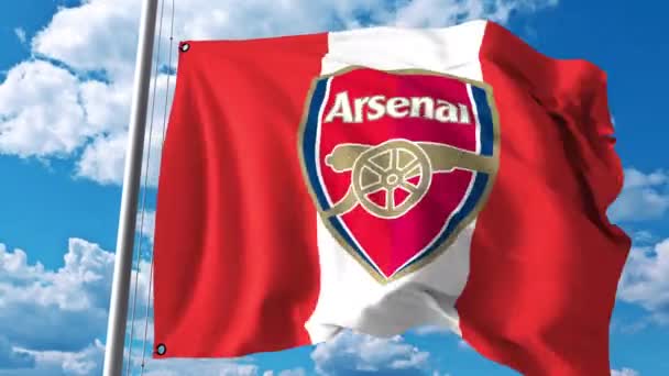 Wapperende vlag met Arsenal football team logo. 4 k redactionele clip — Stockvideo