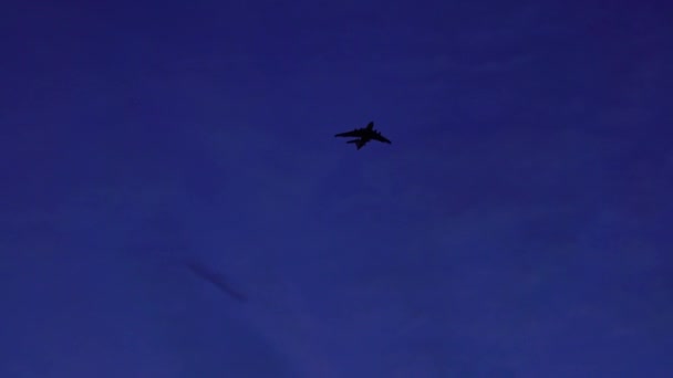 Silhouette of Russian heavy cargo airplane flying high in the evening sky — Stock Video