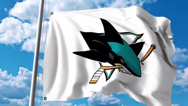 Размахивание флагом с логотипом хоккейной команды НХЛ "Сан-Хосе Шаркс". Редакционный клип 4К — стоковое видео