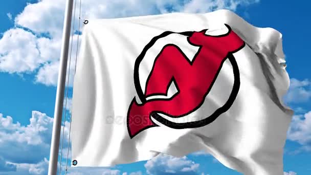 Размахивает флагом с логотипом хоккейной команды Нью-Джерси Дэвилз. Редакционный клип 4К — стоковое видео