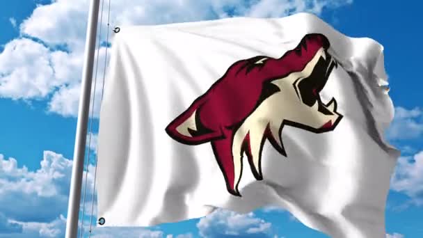 Bandera ondeando con el logotipo del equipo de hockey de Arizona Coyotes NHL. Clip editorial 4K — Vídeos de Stock