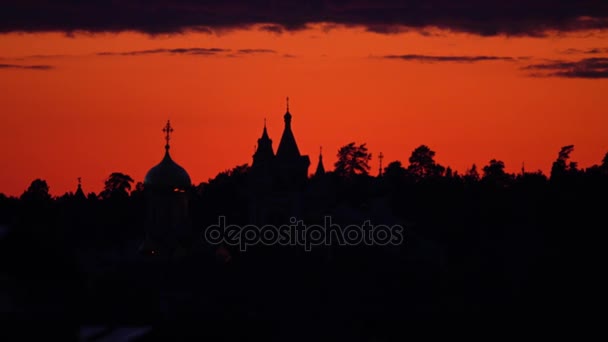 Silueta del monasterio contra el hermoso cielo naranja atardecer — Vídeos de Stock