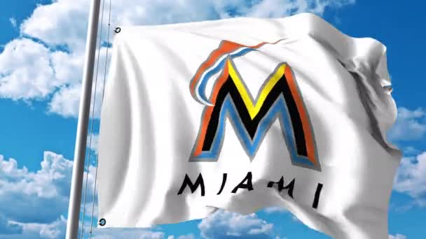 Размахиваю флагом с логотипом профессиональной команды Майами Марлинс. Редакционный клип 4К — стоковое видео