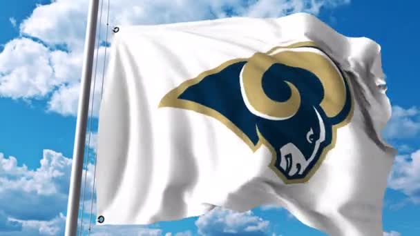 Bandera ondeando con el logo del equipo profesional Los Angeles Rams. Clip editorial 4K — Vídeos de Stock