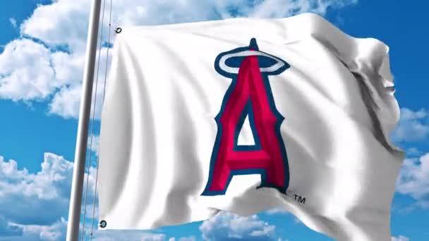 Wapperende vlag met Los Angeles Angels Of Anaheim professioneel team logo. 4 k redactionele clip — Stockvideo