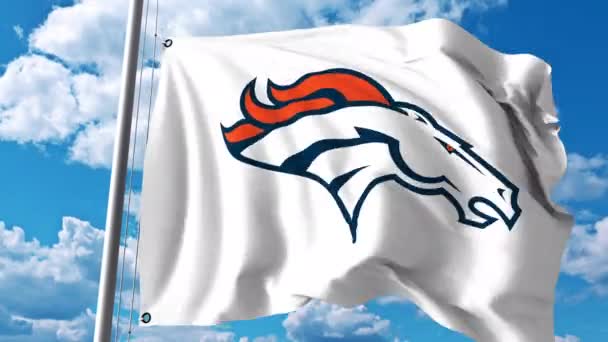 Κυματίζει σημαία με λογότυπο επαγγελματικής ομάδας Broncos Ντένβερ. 4 k κλιπ συντακτική — Αρχείο Βίντεο