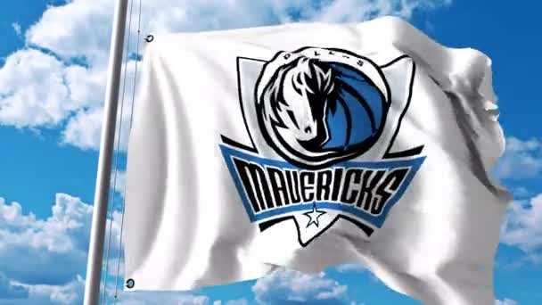 Macha flagą z Dallas Mavericks profesjonalny zespół logo. 4 k Video Redakcja — Wideo stockowe