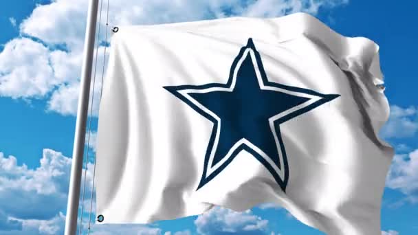 Mengibarkan bendera dengan logo tim profesional Dallas Cowboys. Klip editorial 4K — Stok Video