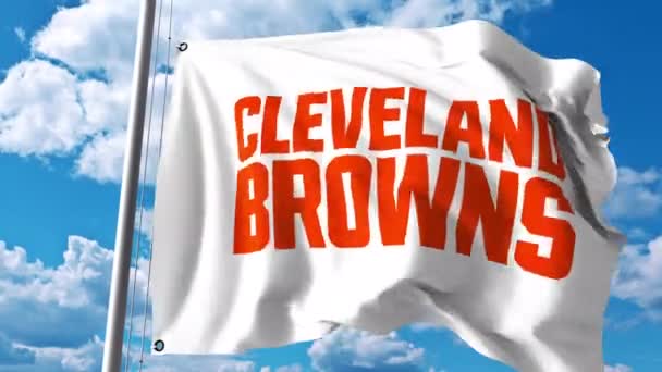 Wapperende vlag met Cleveland Browns professioneel team logo. 4 k redactionele clip — Stockvideo