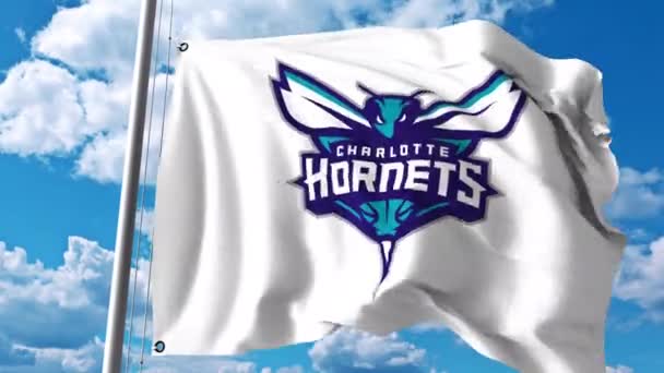 Vlající vlajka s logem profesionální tým Charlotte Hornets. 4 k redakční klip — Stock video