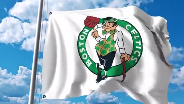 Viftande flagga med Boston Celtics professionellt team logo. 4 k redaktionella klipp — Stockvideo