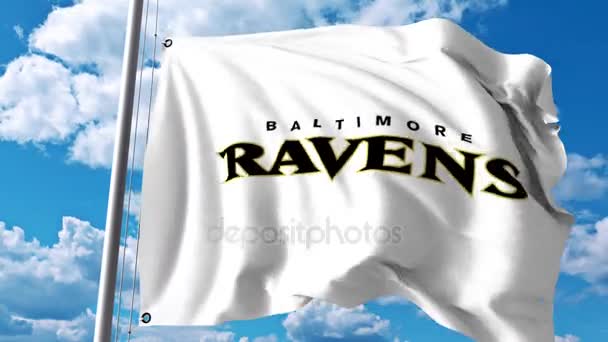 Viftande flagga med Baltimore Ravens professionellt team logo. 4 k redaktionella klipp — Stockvideo