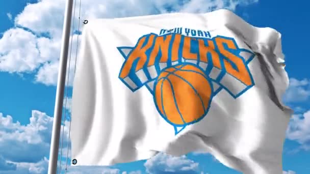 Bandera ondeando con el logotipo del equipo profesional de New York Knicks. Clip editorial 4K — Vídeo de stock