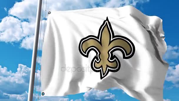 Wapperende vlag met New Orleans Saints professioneel team logo. 4 k redactionele clip — Stockvideo