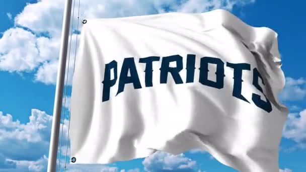 Acenando bandeira com o logotipo da equipe profissional New England Patriots. Clipe editorial 4K — Vídeo de Stock