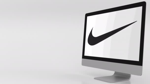 Pantalla de computadora moderna con logotipo de Nike. Clip editorial 4K — Vídeos de Stock