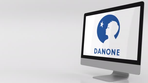 Schermo moderno con logo Danone. Clip editoriale 4K — Video Stock