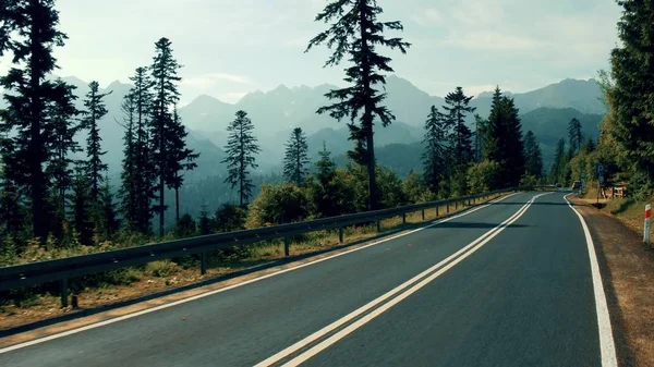 Vista espetacular para as montanhas da estrada do carro — Fotografia de Stock