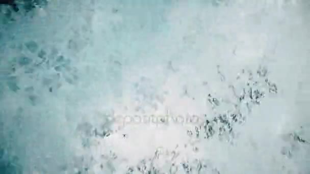 Corriendo agua espumosa de la cascada 4K primer plano disparo — Vídeo de stock