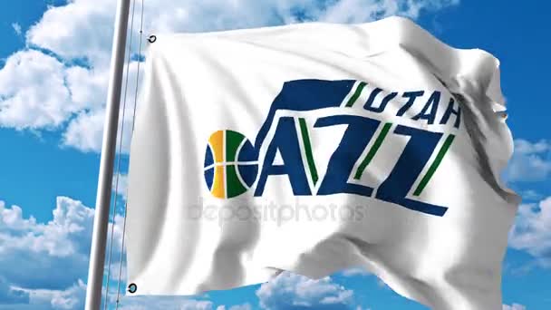 Utah Jazz profesyonel takım logolu bayrak sallıyor. 4 k editoryal klip — Stok video